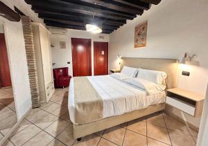 1 dormitorio con 1 cama grande en una habitación en Sardinia Domus, en Cagliari