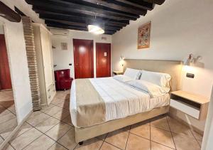 - une chambre avec un grand lit dans l'établissement Sardinia Domus, à Cagliari