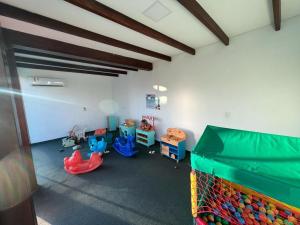 una habitación con una sala de juegos con juguetes en Apartamento Carneiros Beach Resort en Tamandaré