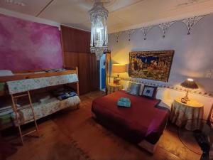 1 dormitorio con cama y lámpara de araña en Holt Hill, en Plettenberg Bay