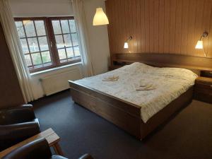 Un dormitorio con una cama con dos platos. en Haus Nirgendwo en Lützkampen