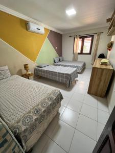 Habitación con 2 camas y escritorio. en Casa em Antunes Maragogi Condomínio Beira Mar, en Maragogi 24 fotos más