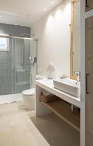 ein Badezimmer mit Waschbecken, Toilette und Dusche in der Unterkunft Apartamento Maria Benlliure in Bellreguart + 25 Fotos