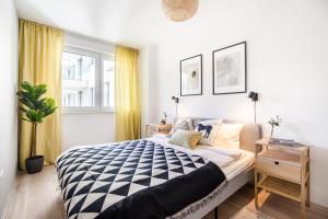 um quarto com uma cama xadrez em preto e branco em Cosy Tolnai Apartment em Budapeste