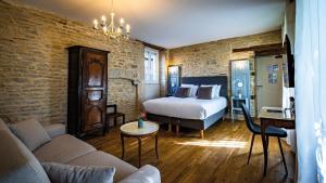 Postel nebo postele na pokoji v ubytování Logis Relais de la Source