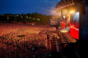 una grande folla di persone ad un concerto di notte di Song Festival apartment, 5-10 min from bus/airport a Tallinn