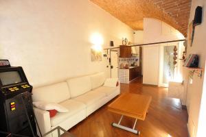 sala de estar con sofá blanco y videojuego en Merville House, en Florencia