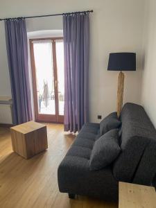 uma sala de estar com um sofá e uma mesa em Wohnung Esebeck - Blick auf Altstadt em Murau