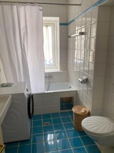 uma casa de banho com uma banheira, um WC e um lavatório. em Wohnung Esebeck - Blick auf Altstadt em Murau