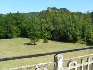 uitzicht op een park met een hek en bomen bij Hotel Des Sites in Salavas