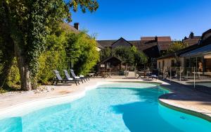 una piscina con sillas y una casa en Logis Relais de la Source, en Saint-Seine-lʼAbbaye