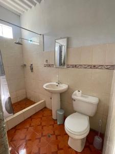 ein Badezimmer mit Toilette und Waschbecken in der Unterkunft Casa de mamá María in Malabrigo + 1 Foto