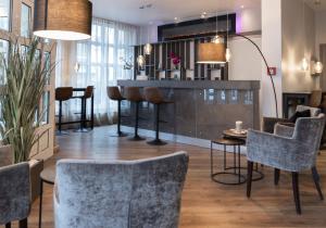 eine Bar in einem Zimmer mit Stühlen und einem Tisch in der Unterkunft Paragon Apartments in Frankfurt am Main