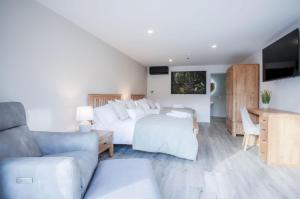 un soggiorno con letto bianco e divano di Suite 8 - Sleeping Giant Hotel - Pen Y Cae Inn a Brecon