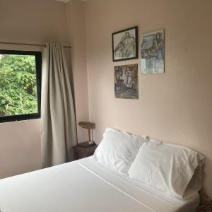 Uma cama ou camas num quarto em The Lazy Tiki