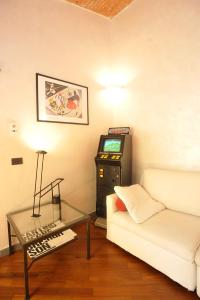 Una sala de estar con un sofá blanco y un televisor. en Merville House, en Florencia