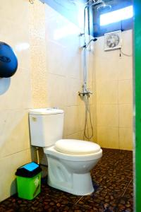 La salle de bains est pourvue de toilettes blanches. dans l'établissement Vangvieng Rock Backpacker Hostel, à Vang Vieng