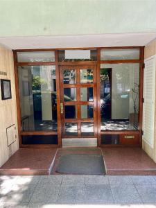 an entrance to a building with glass doors at 3 Amb. C/Cochera Zona “La Perla” in Mar del Plata