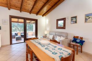 een woonkamer met een tafel en een bank bij Casa Teodoro in San Teodoro