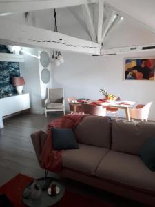 - un salon avec un canapé et une table dans l'établissement ALEIDA, à La Rochelle
