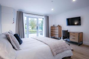 a bedroom with a large white bed and a window at Suite 6 - Sleeping Giant Hotel - Pen Y Cae Inn in Brecon
