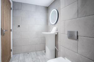 uma casa de banho branca com um lavatório e um espelho em Suite 11 - Sleeping Giant Hotel - Pen Y Cae Inn em Brecon