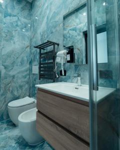 bagno con lavandino e servizi igienici di B&B Mirò Luxury aeroporto capodichino Napoli a Napoli