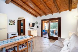 een woonkamer met een bank en een tafel bij Casa Teodoro in San Teodoro