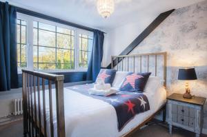 En eller flere senge i et værelse på Milan Cottage - 2 Bedroom Cottage - Port Eynon