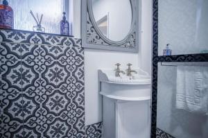 Et badeværelse på Milan Cottage - 2 Bedroom Cottage - Port Eynon + 36 billeder