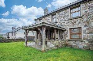 a stone house with a gazebo in the yard at Oak Lodge - The Sleeping Giant - Pen Y Cae Inn in Brecon