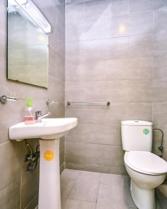カサブランカにあるCozy Central - Gym & Spa Srvcsのバスルーム(白いトイレ、シンク付)