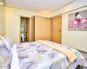 Postel nebo postele na pokoji v ubytování Cozy Central - Gym & Spa Srvcs + 8 fotografií