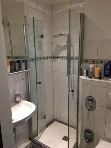 y baño con ducha y lavamanos. en "Ostseeblick" L-7-6, en Heiligenhafen
