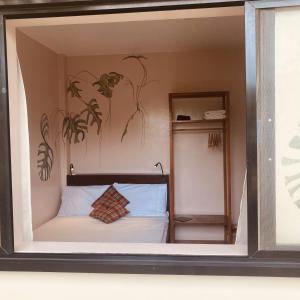 Uma cama ou camas num quarto em The Lazy Tiki