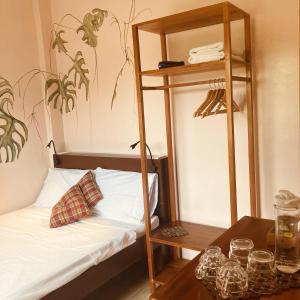 - une chambre avec des lits superposés et une étagère en bois dans l'établissement The Lazy Tiki, à Buenavista