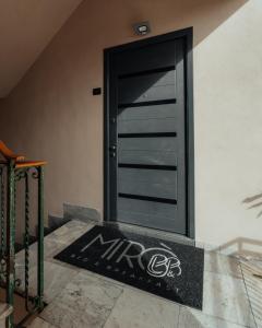 uma porta com um sinal em frente em B&B Mirò Luxury aeroporto capodichino Napoli em Nápoles
