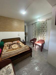 A bed or beds in a room at Shrubbery Homestay and Guest house