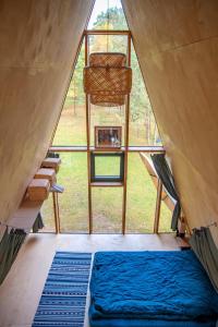 Zimmer mit einem Bett in einem Zelt mit einem Fenster in der Unterkunft Trikampis MIŠKO NAMELIS Druskininkų centre in Druskininkai