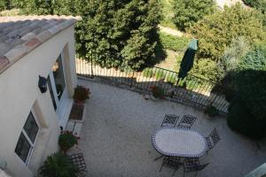 an overhead view of a patio with a table and chairs at La ferme de blanche in Entrechaux