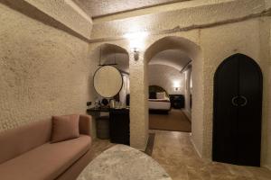 Voodi või voodid majutusasutuse Artemis Cave Suites & Spa- Adults Only toas