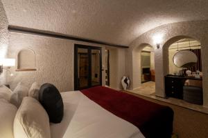 Voodi või voodid majutusasutuse Artemis Cave Suites & Spa- Adults Only toas