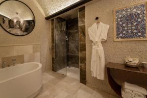 Vannituba majutusasutuses Artemis Cave Suites & Spa- Adults Only
