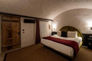 Voodi või voodid majutusasutuse Artemis Cave Suites & Spa- Adults Only toas