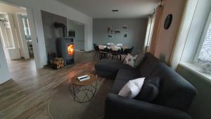 ein Wohnzimmer mit einem Sofa und einem Kamin in der Unterkunft Ferienhaus Jerichow in Jerichow