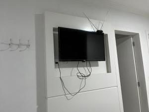 TV a/nebo společenská místnost v ubytování Suítes e quartos no Centro de Blumenau