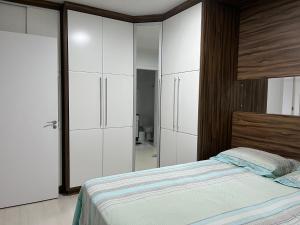 Postel nebo postele na pokoji v ubytování Suítes e quartos no Centro de Blumenau