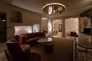 Televiisor ja/või meelelahutuskeskus majutusasutuses Artemis Cave Suites & Spa- Adults Only