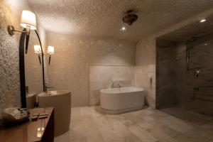 Vannituba majutusasutuses Artemis Cave Suites & Spa- Adults Only