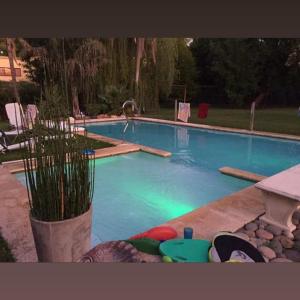 una gran piscina con un juguete delante en La casa de 10GO en Cariló